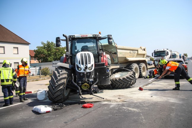 Schwierige Bergung eines Traktors nach Crash mit PKW auf Wiener Stra�e bei Marchtrenk