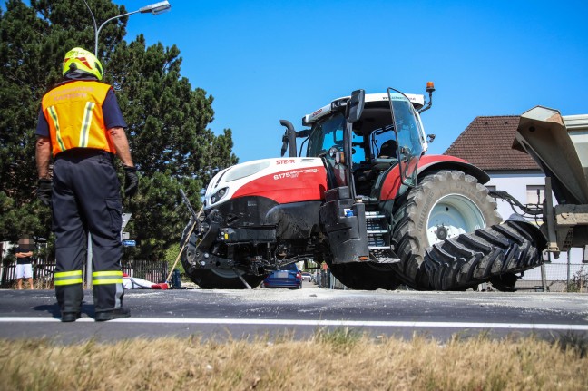 Schwierige Bergung eines Traktors nach Crash mit PKW auf Wiener Stra�e bei Marchtrenk