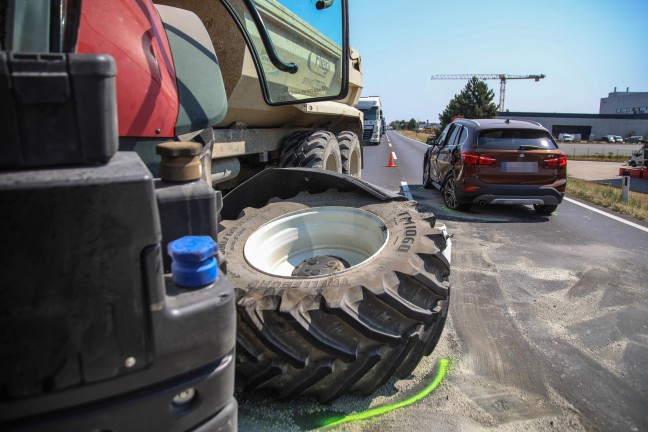 Schwierige Bergung eines Traktors nach Crash mit PKW auf Wiener Stra�e bei Marchtrenk