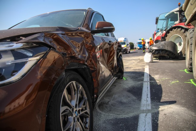 Schwierige Bergung eines Traktors nach Crash mit PKW auf Wiener Stra�e bei Marchtrenk