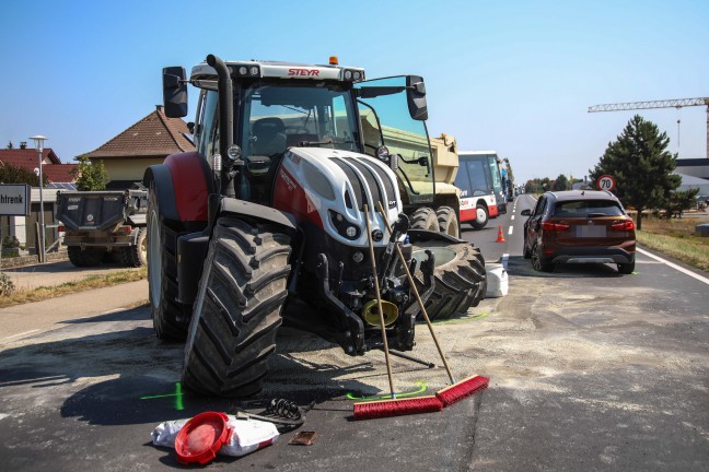 Schwierige Bergung eines Traktors nach Crash mit PKW auf Wiener Stra�e bei Marchtrenk