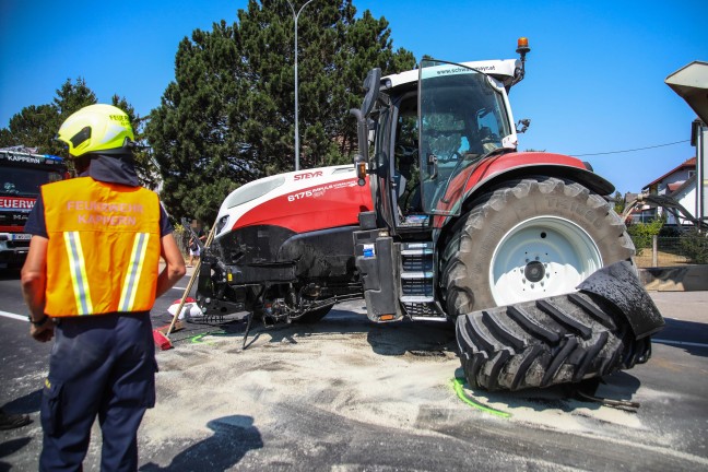 Schwierige Bergung eines Traktors nach Crash mit PKW auf Wiener Stra�e bei Marchtrenk