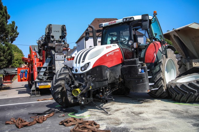 Schwierige Bergung eines Traktors nach Crash mit PKW auf Wiener Stra�e bei Marchtrenk