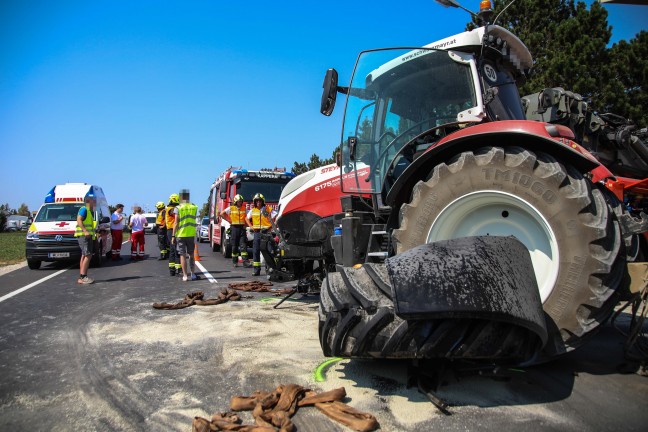 Schwierige Bergung eines Traktors nach Crash mit PKW auf Wiener Stra�e bei Marchtrenk
