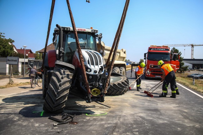 Schwierige Bergung eines Traktors nach Crash mit PKW auf Wiener Stra�e bei Marchtrenk