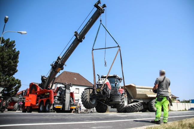 Schwierige Bergung eines Traktors nach Crash mit PKW auf Wiener Stra�e bei Marchtrenk
