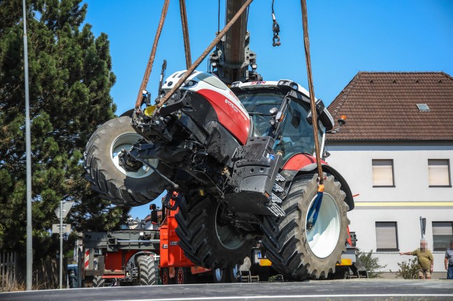 Schwierige Bergung eines Traktors nach Crash mit PKW auf Wiener Stra�e bei Marchtrenk