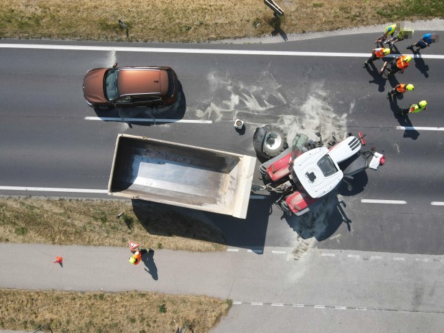 Schwierige Bergung eines Traktors nach Crash mit PKW auf Wiener Stra�e bei Marchtrenk