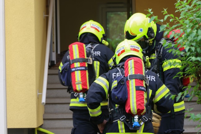 "Rettung in letzter Minute": Mann von Feuerwehr aus v�llig verqualmter Wohnung in Pasching gerettet