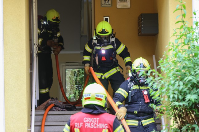 "Rettung in letzter Minute": Mann von Feuerwehr aus v�llig verqualmter Wohnung in Pasching gerettet