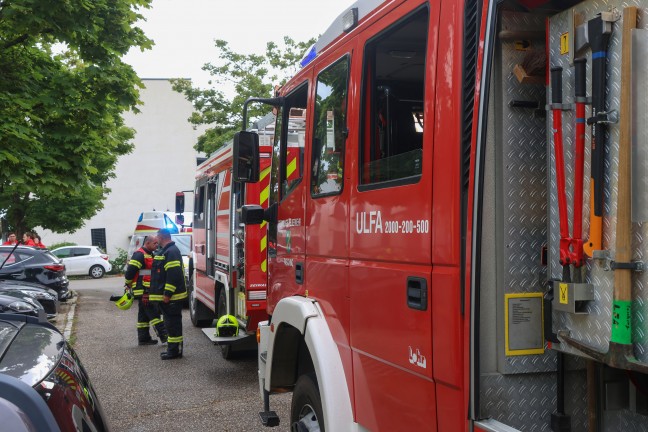"Rettung in letzter Minute": Mann von Feuerwehr aus v�llig verqualmter Wohnung in Pasching gerettet
