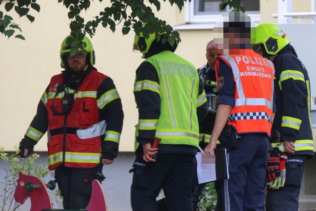 "Rettung in letzter Minute": Mann von Feuerwehr aus v�llig verqualmter Wohnung in Pasching gerettet