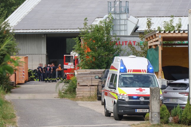 Brandereignis: Feuerwehr, Rettung und Polizei bei Unternehmen in Niederneukirchen im Einsatz