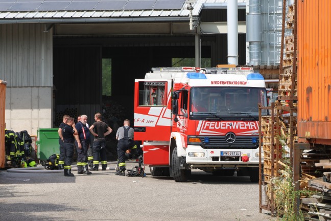 Brandereignis: Feuerwehr, Rettung und Polizei bei Unternehmen in Niederneukirchen im Einsatz