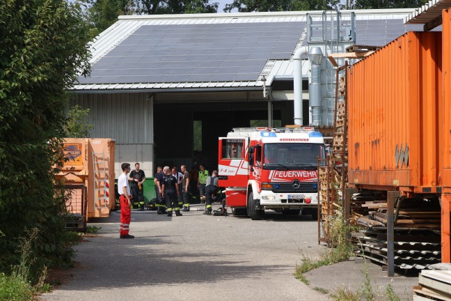 Brandereignis: Feuerwehr, Rettung und Polizei bei Unternehmen in Niederneukirchen im Einsatz