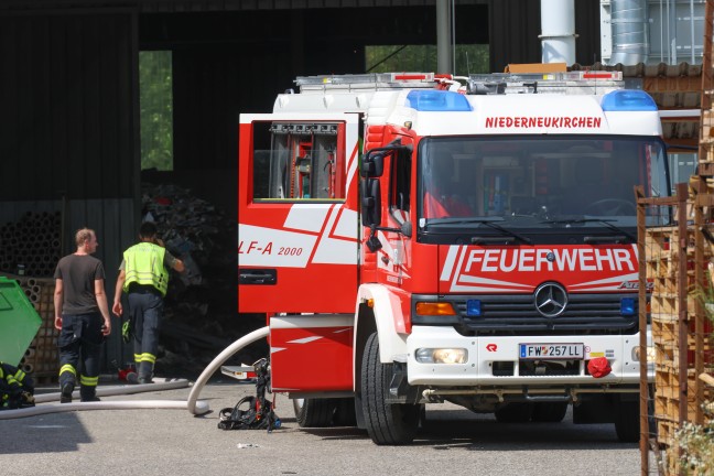 Brandereignis: Feuerwehr, Rettung und Polizei bei Unternehmen in Niederneukirchen im Einsatz