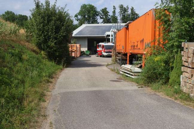 Brandereignis: Feuerwehr, Rettung und Polizei bei Unternehmen in Niederneukirchen im Einsatz