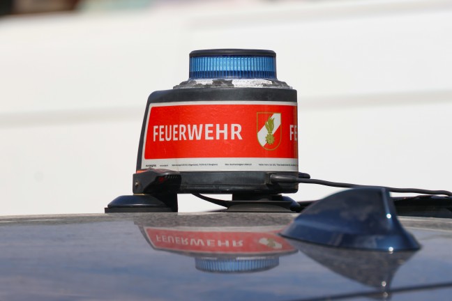 Brandereignis: Feuerwehr, Rettung und Polizei bei Unternehmen in Niederneukirchen im Einsatz