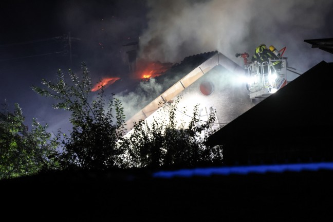 Brand eines Einfamilienhauses in Gschwandt sorgte f�r gr��eren n�chtlichen Einsatz