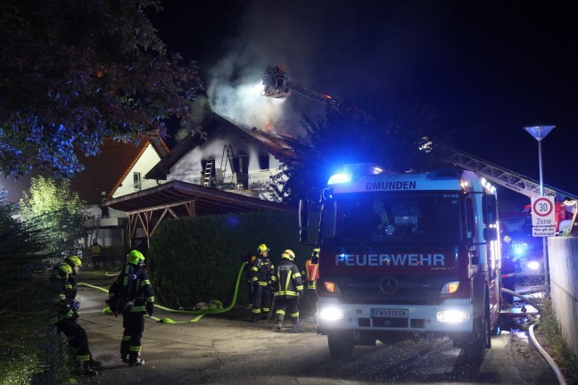Brand eines Einfamilienhauses in Gschwandt sorgte f�r gr��eren n�chtlichen Einsatz
