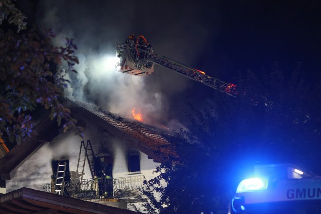 Brand eines Einfamilienhauses in Gschwandt sorgte f�r gr��eren n�chtlichen Einsatz
