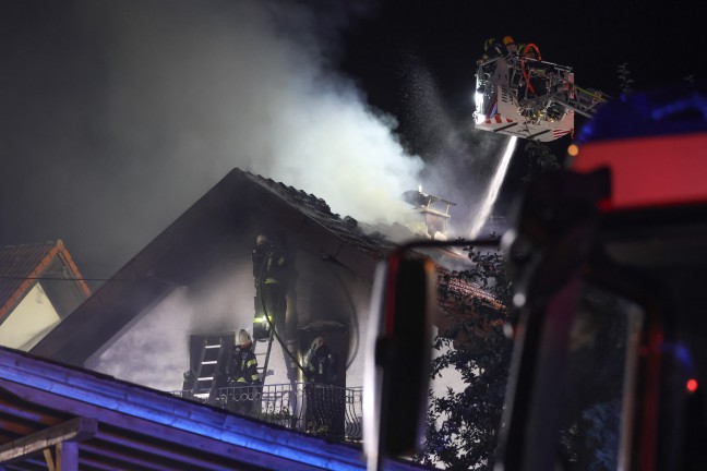 Brand eines Einfamilienhauses in Gschwandt sorgte f�r gr��eren n�chtlichen Einsatz