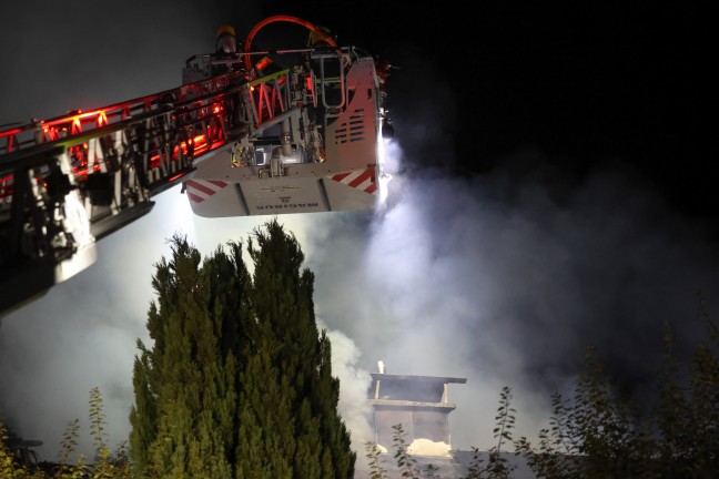 Brand eines Einfamilienhauses in Gschwandt sorgte f�r gr��eren n�chtlichen Einsatz