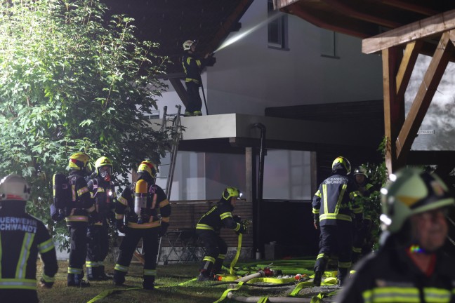 Brand eines Einfamilienhauses in Gschwandt sorgte f�r gr��eren n�chtlichen Einsatz