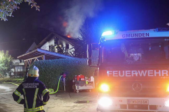 Brand eines Einfamilienhauses in Gschwandt sorgte f�r gr��eren n�chtlichen Einsatz