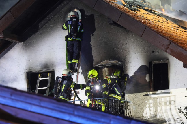 Brand eines Einfamilienhauses in Gschwandt sorgte f�r gr��eren n�chtlichen Einsatz