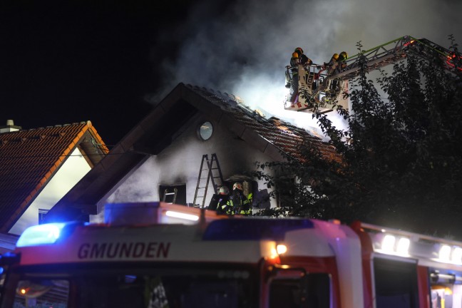 Brand eines Einfamilienhauses in Gschwandt sorgte f�r gr��eren n�chtlichen Einsatz