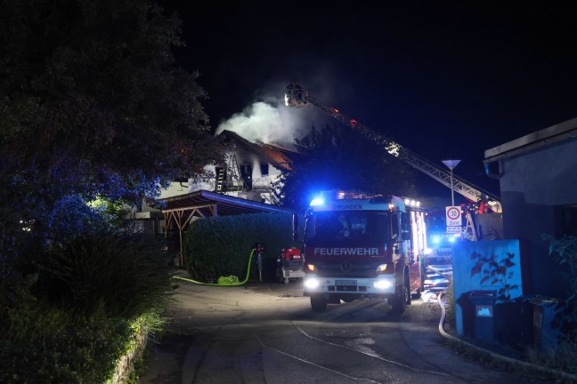 Brand eines Einfamilienhauses in Gschwandt sorgte f�r gr��eren n�chtlichen Einsatz