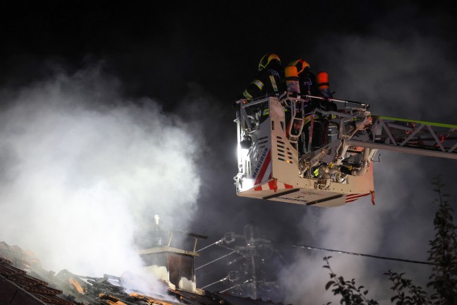 Brand eines Einfamilienhauses in Gschwandt sorgte f�r gr��eren n�chtlichen Einsatz