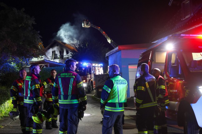 Brand eines Einfamilienhauses in Gschwandt sorgte f�r gr��eren n�chtlichen Einsatz