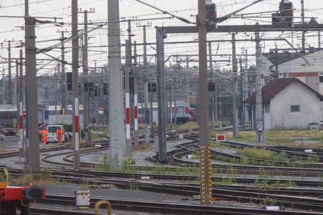 Brand eines Begleitwaggons der Rollenden Landstra�e in Wels-Neustadt f�hrte zu gr��erem Einsatz