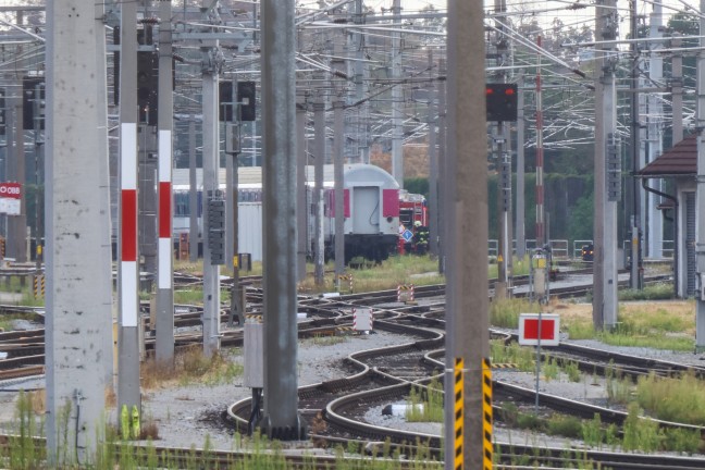 Brand eines Begleitwaggons der Rollenden Landstra�e in Wels-Neustadt f�hrte zu gr��erem Einsatz