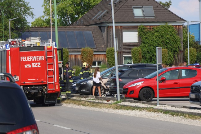 Menschenrettung: Einsatzkr�fte zur Rettung eines Kleinkindes aus PKW in Wels-Schafwiesen alarmiert