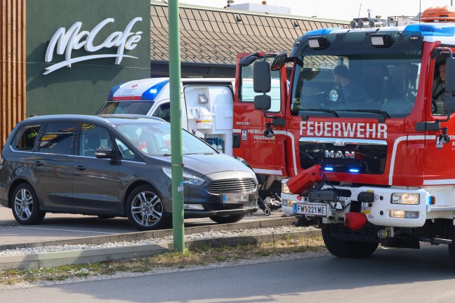 Menschenrettung: Einsatzkr�fte zur Rettung eines Kleinkindes aus PKW in Wels-Schafwiesen alarmiert