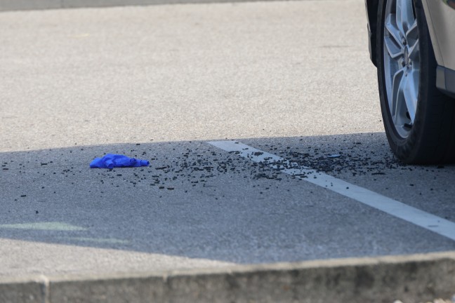 Menschenrettung: Einsatzkr�fte zur Rettung eines Kleinkindes aus PKW in Wels-Schafwiesen alarmiert