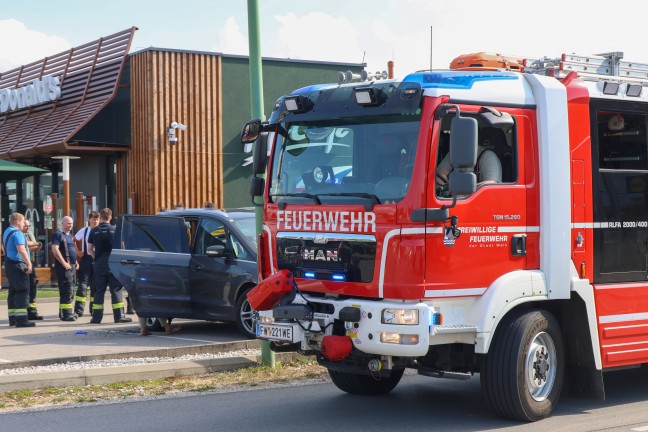 Menschenrettung: Einsatzkr�fte zur Rettung eines Kleinkindes aus PKW in Wels-Schafwiesen alarmiert