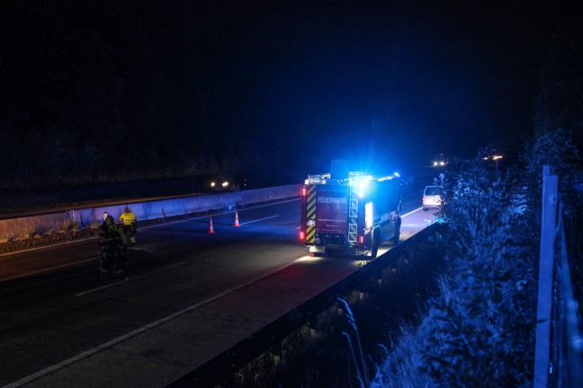 Kleintransporter verunfallt: Aufr�umarbeiten nach Verkehrsunfall auf Westautobahn bei Sipbachzell