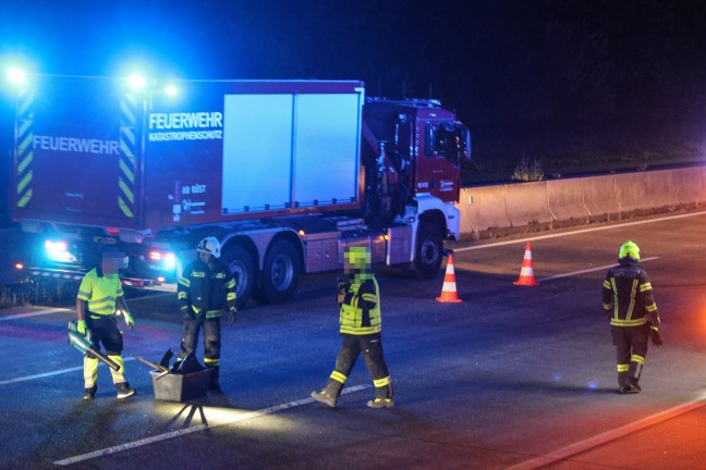 Kleintransporter verunfallt: Aufr�umarbeiten nach Verkehrsunfall auf Westautobahn bei Sipbachzell