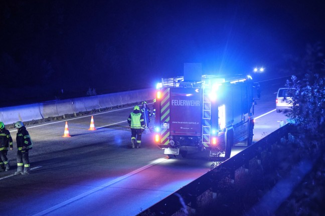 Kleintransporter verunfallt: Aufr�umarbeiten nach Verkehrsunfall auf Westautobahn bei Sipbachzell
