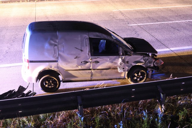 Kleintransporter verunfallt: Aufr�umarbeiten nach Verkehrsunfall auf Westautobahn bei Sipbachzell
