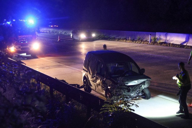 Kleintransporter verunfallt: Aufr�umarbeiten nach Verkehrsunfall auf Westautobahn bei Sipbachzell