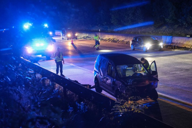 Kleintransporter verunfallt: Aufr�umarbeiten nach Verkehrsunfall auf Westautobahn bei Sipbachzell