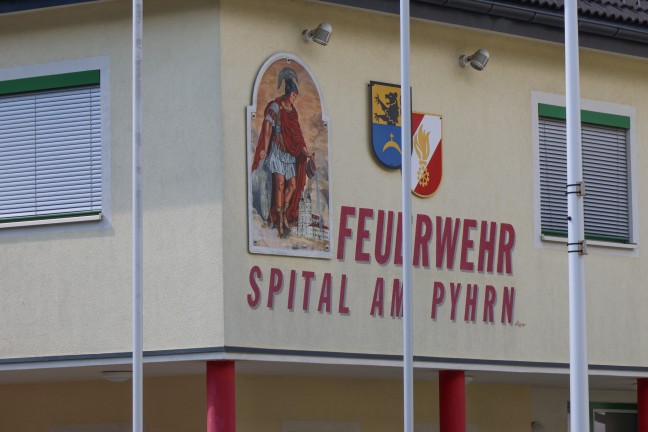 Feuerwehr zu Brand im Dachbereich eines Wohnhauses in Spital am Pyhrn alarmiert