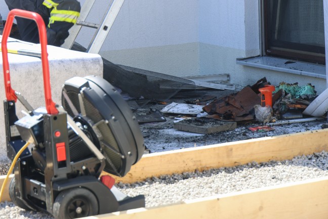 Drei Feuerwehren bei Zimmerbrand in einer Wohnanlage in Wilhering im Einsatz