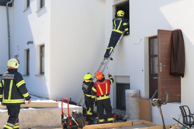 Drei Feuerwehren bei Zimmerbrand in einer Wohnanlage in Wilhering im Einsatz