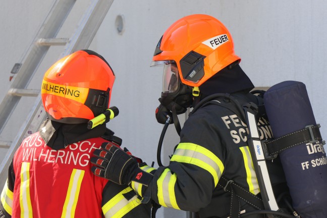 Drei Feuerwehren bei Zimmerbrand in einer Wohnanlage in Wilhering im Einsatz